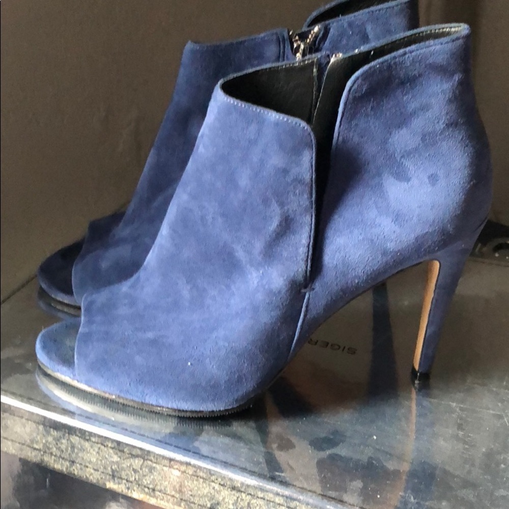 Shoes - Picture 3 of 4